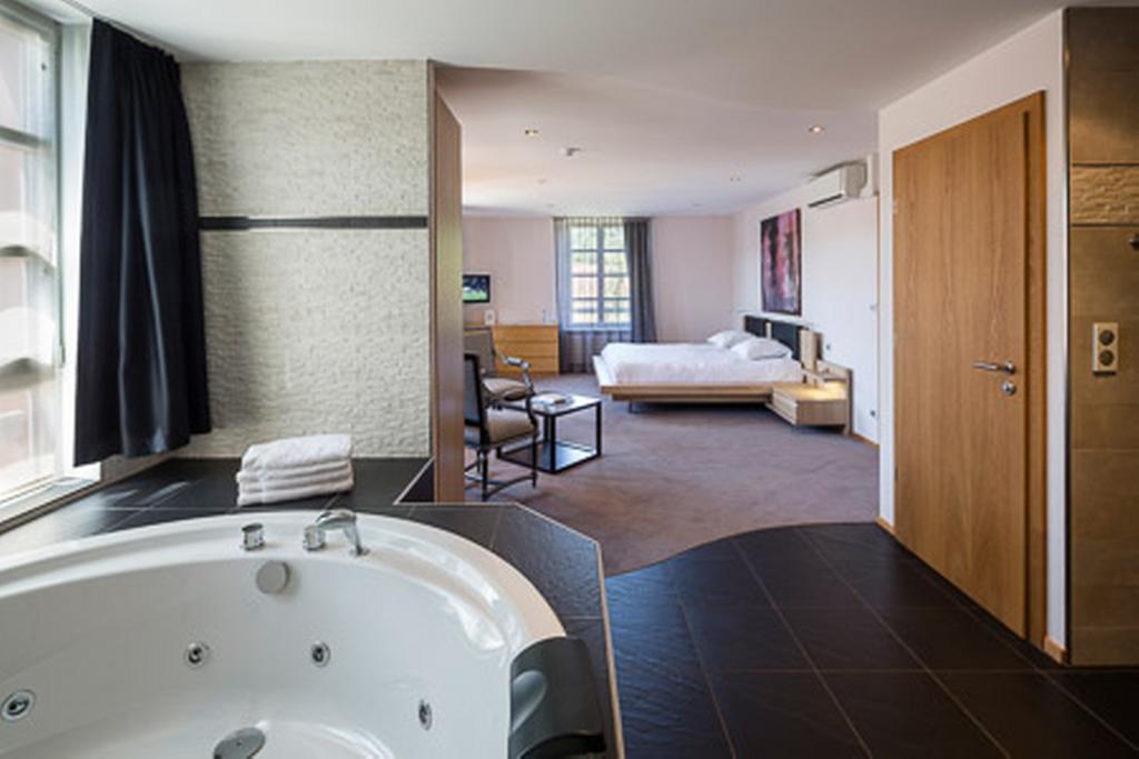 L'Auberge Du Cheval Blanc Et Spa Lembach Bagian luar foto
